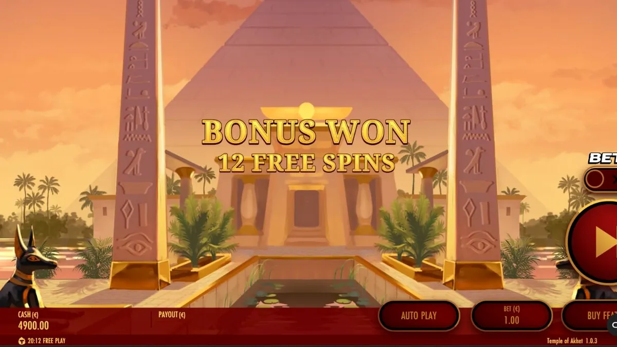 Tampilan visual slot Temple of Akhet dengan latar belakang piramida dan suasana mistis Mesir Kuno